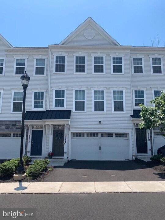 2254 Matts Way in Warrington, PA - Building Photo