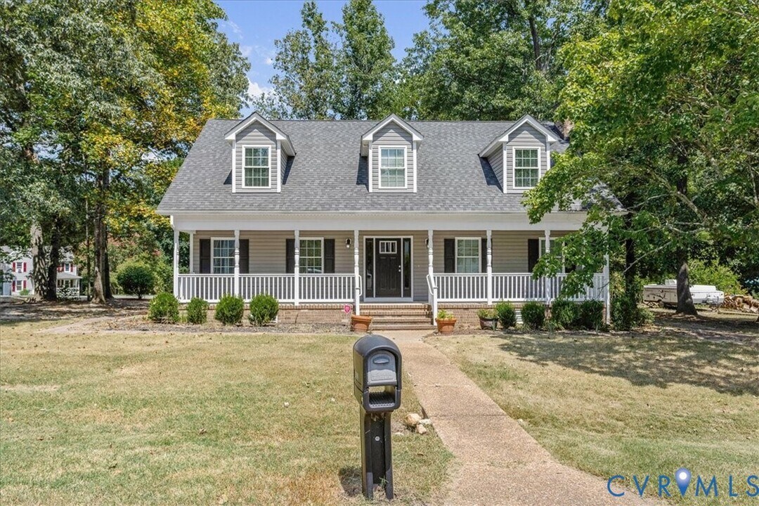 400 Derbycreek Ln in Chester, VA - Building Photo