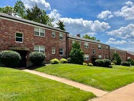 8100-08 Roxburgh Drive in Clayton, MO - Building Photo