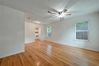 2200 Rountree Dr in Austin, TX - Building Photo - Building Photo