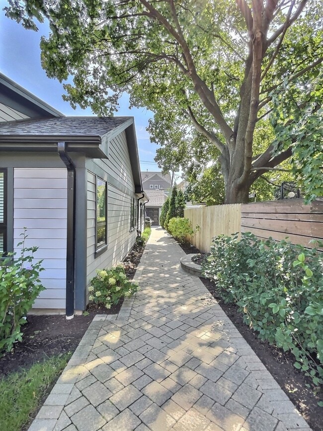 5245 W Ardmore Ave in Chicago, IL - Building Photo - Building Photo