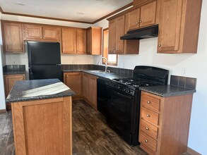 2500 Centennial Rd in Bismarck, ND - Foto de edificio - Building Photo