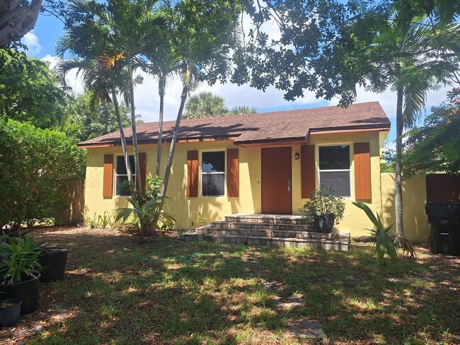 property at 1213 S M St