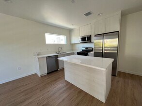 2416 Carmona Ave, Unit 2416 in Los Angeles, CA - Building Photo - Building Photo