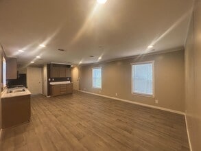 118 E Semands St in Conroe, TX - Foto de edificio - Building Photo