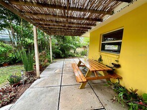1883 Riviera Cir in Sarasota, FL - Building Photo - Building Photo