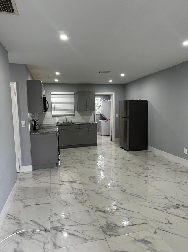 810 NW 40th St