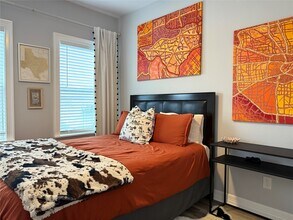 1010 Melneeka Ln in Houston, TX - Building Photo - Building Photo