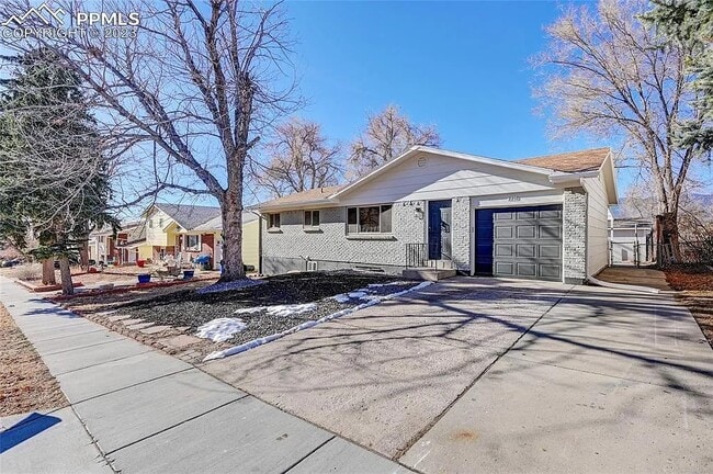 2218 Carmel Dr in Colorado Springs, CO - Foto de edificio - Building Photo