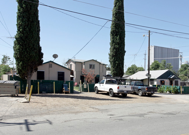 1310 Oregon Dr in Modesto, CA - Foto de edificio - Building Photo