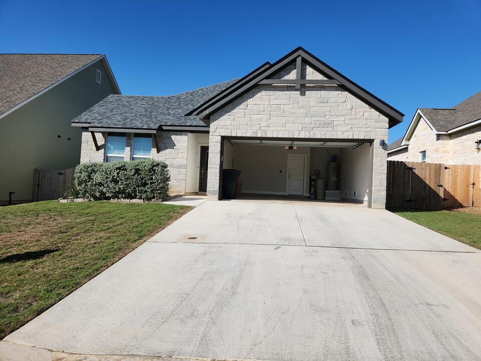 303 Winston Dr in Fredericksburg, TX - Building Photo