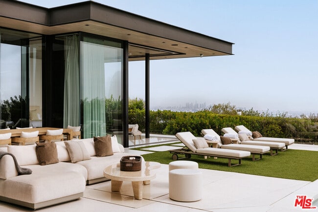 1536 Blue Jay Way in Los Angeles, CA - Building Photo - Building Photo