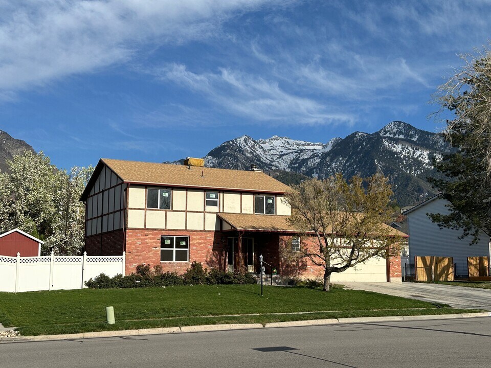 9185 S Quail Hollow Dr in Sandy, UT - Building Photo