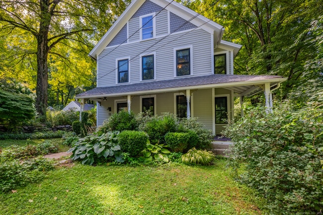 12 Spring St in Woodbury, CT - Building Photo - Building Photo