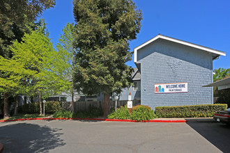 Palm Terrace Apartments in Sacramento, CA - Foto de edificio - Building Photo