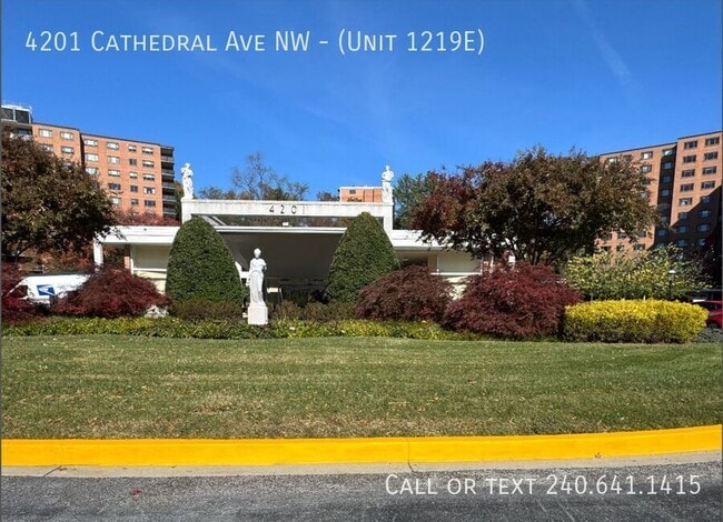 4201 Cathedral Ave NW in Washington, DC - Foto de edificio - Building Photo