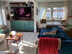 6215 Monterey Rd in Los Angeles, CA - Foto de edificio - Building Photo