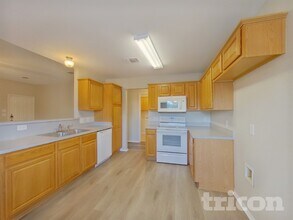 1377 Meadowbrook Ln in Crowley, TX - Building Photo - Building Photo