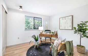 2411 Cedar Rd in Lake Stevens, WA - Foto de edificio - Building Photo