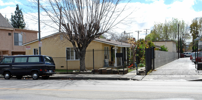 15546 Vanowen St in Van Nuys, CA - Building Photo - Building Photo