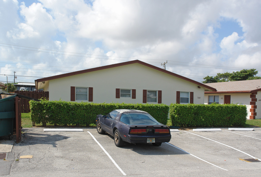 760 NE 46th Ct in Oakland Park, FL - Foto de edificio