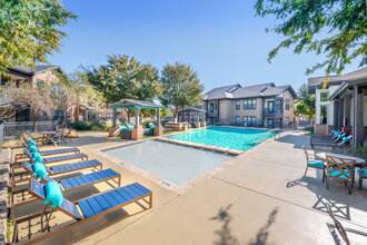 Creekside Townhomes in Richardson, TX - Foto de edificio - Building Photo