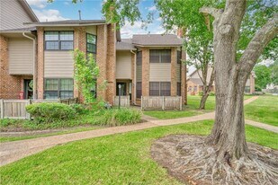 2400 Longmire Dr, Unit 303 in College Station, TX - Building Photo