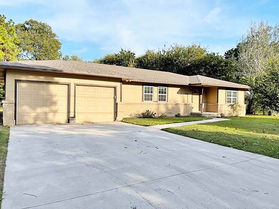 1906 Throckmorton St in Gainesville, TX - Building Photo