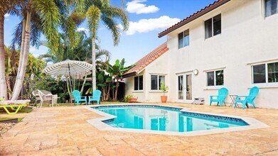 2560 Bass Way in Hollywood, FL - Building Photo - Building Photo