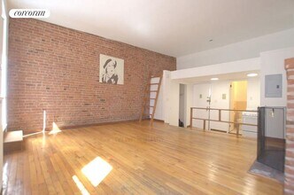 146 W 70th St in New York, NY - Building Photo - Building Photo