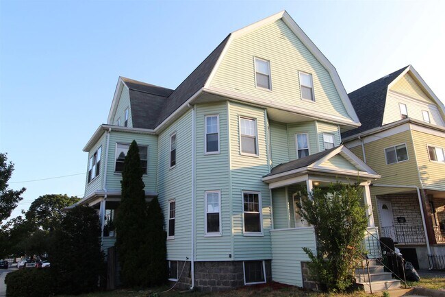 27 Princeton St, Unit 2 in Medford, MA - Foto de edificio - Building Photo