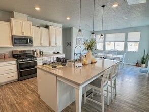 522 N 220 E, Unit 2 Rooms plus 1 private bathrooms in Vineyard, UT - Building Photo - Building Photo