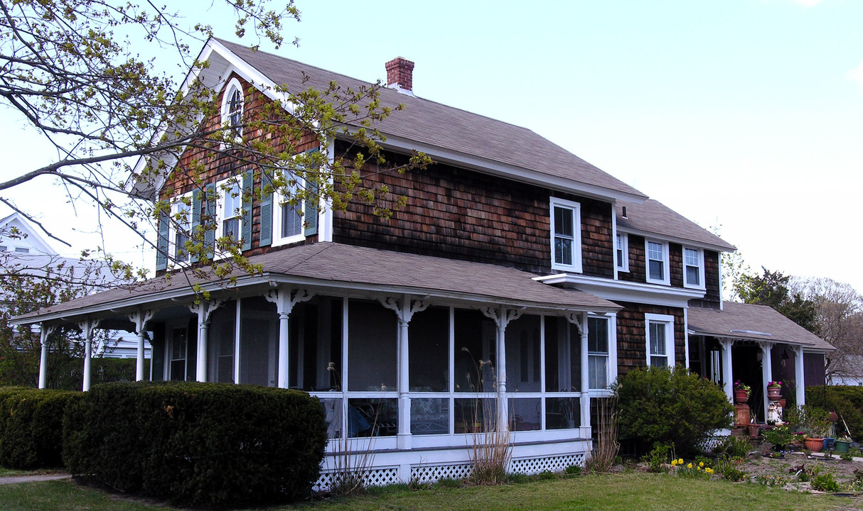 179 Springville Rd in Hampton Bays, NY - Foto de edificio