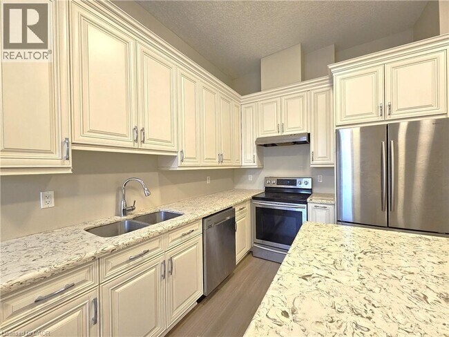 757 King St E in Cambridge, ON - Building Photo - Building Photo