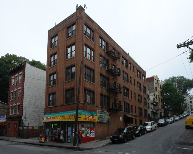 58 Lawrence St in Yonkers, NY - Foto de edificio - Building Photo