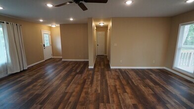 2025 Tecumseh Rd in Manhattan, KS - Foto de edificio - Building Photo