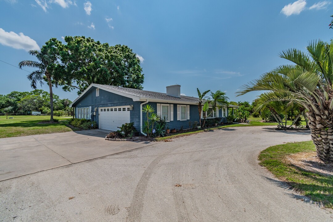 1709 E Shell Point Rd in Ruskin, FL - Building Photo