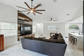 9624 Crescent Garden Dr in Naples, FL - Foto de edificio - Building Photo