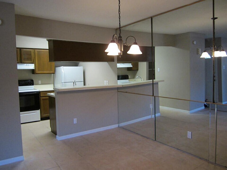 17401 Red Oak Dr in Houston, TX - Foto de edificio