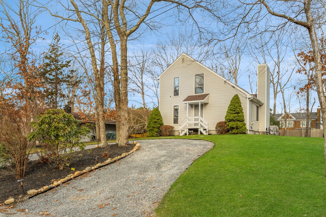 82 Hillside Dr E in Sag Harbor, NY - Building Photo