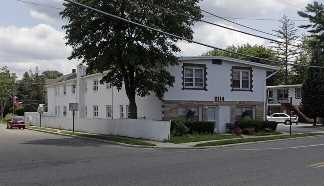 Twin Oaks Apartments in Huntington Station, NY - Building Photo - Building Photo