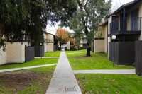 College View Apartments in Bakersfield, CA - Foto de edificio - Building Photo