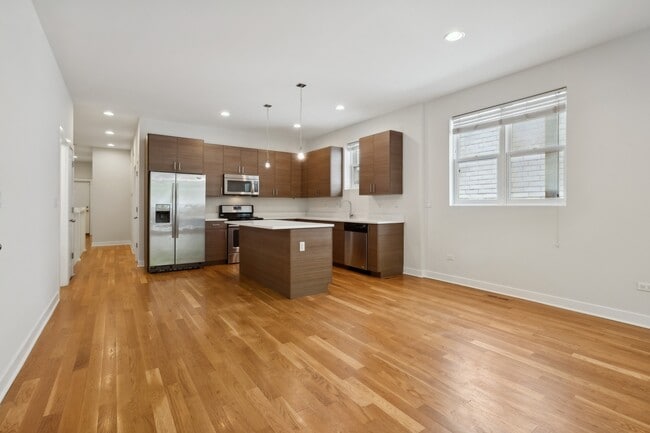 1956 W Ohio St in Chicago, IL - Building Photo - Building Photo