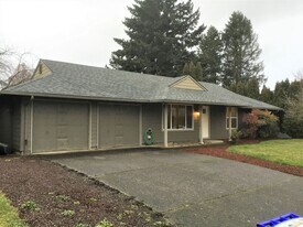 585 NE 19th St in Gresham, OR - Building Photo