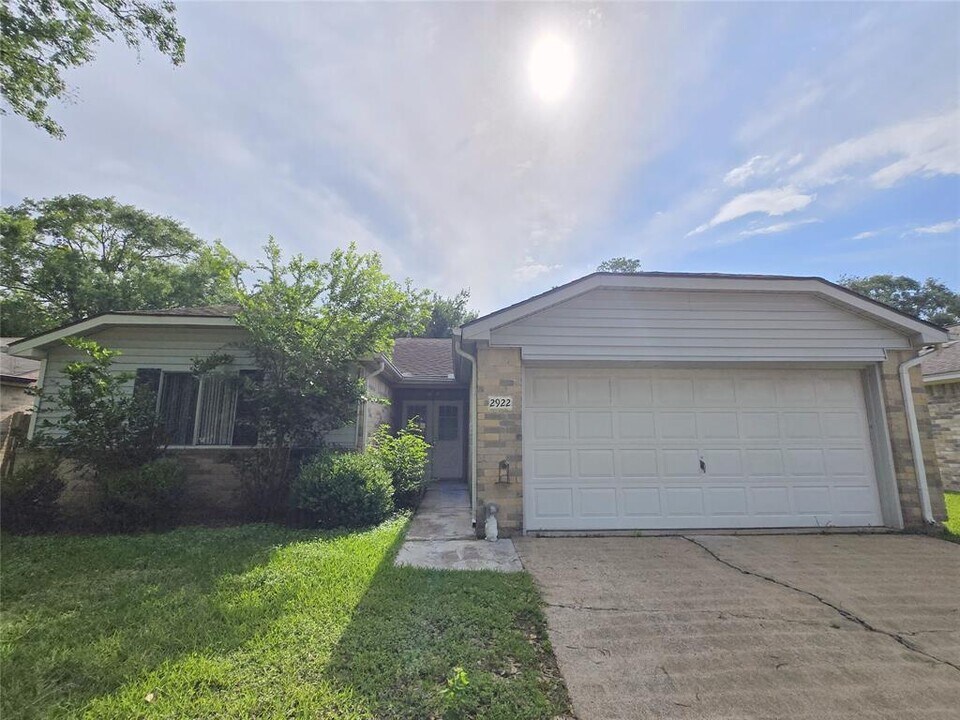 2922 Whetrock Ln in Sugar Land, TX - Building Photo