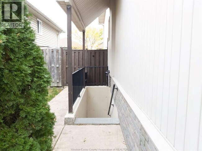4694 Helsinki Crescent in Windsor, ON - Building Photo - Building Photo