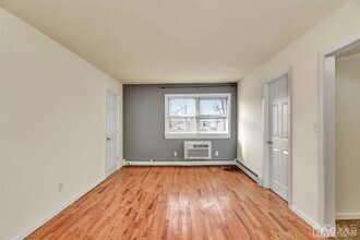 250 Main St in Spotswood, NJ - Building Photo - Building Photo