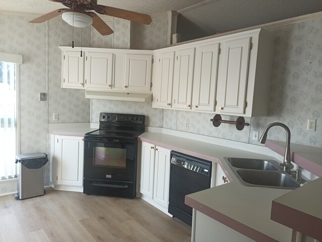 841 W Colonial Cir in Daytona Beach, FL - Foto de edificio - Building Photo