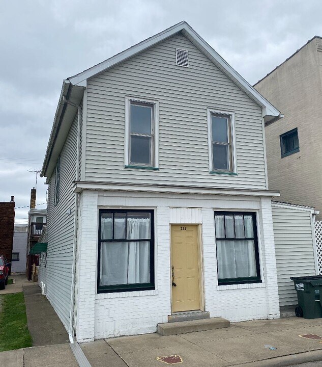 215 Center St in Dennison, OH - Building Photo
