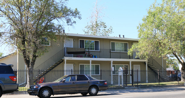 1050 Grand Ave in Sacramento, CA - Foto de edificio - Building Photo